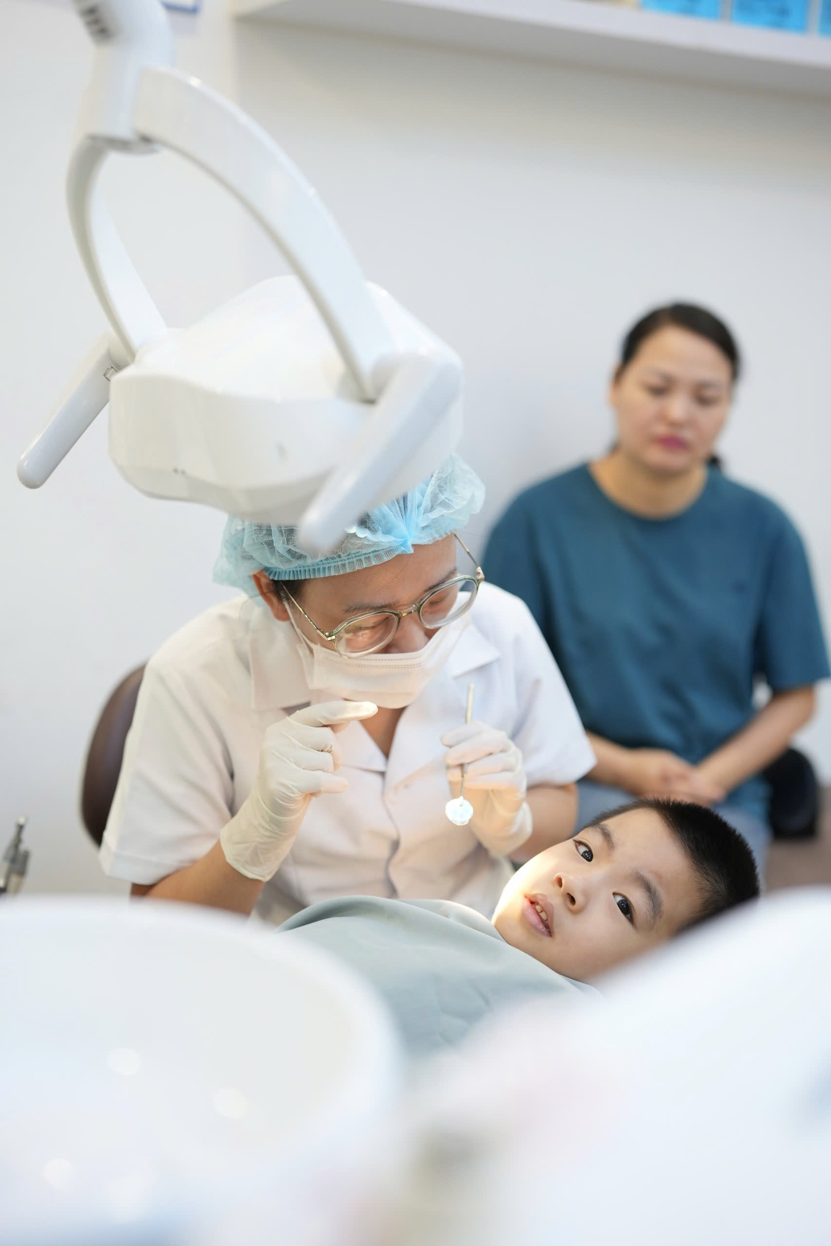 Tái khám định kỳ 2–4 tuần, theo dõi tiến trình